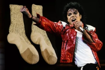 மைக்கேல் ஜாக்சன் பயன்படுத்திய காலுறை ஏலம் போன விலை: எத்தனை லட்சம் தெரியுமா?