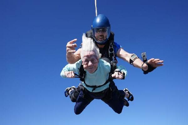 104 வயதில் ஸ்கை டைவிங்கில் சாதனை படைத்த மூதாட்டி..! | 104 Year Old Woman Skydives World Record