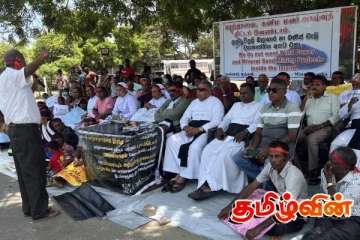 மன்னாரில் சிவப்பு நிற தலைப்பட்டியுடன் போராட்டத்தில் ஈடுபட்ட மக்கள்