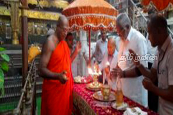 கங்காராம விகாராதிபதியை சந்தித்த அமைச்சர் டக்ளஸ்! | Douglas Meets Gangaramaya Thera கங்காராம விகாராதிபதியை சந்தித்த அமைச்சர் டக்ளஸ்! | Douglas Meets Gangaramaya Thera