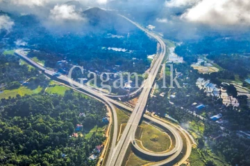 මධ්‍යම අධිවේගයේ බාල්ක කඩා වැටේයි. - (PHOTOS)