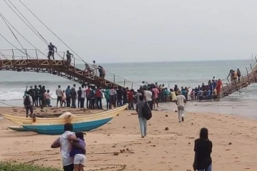 தென்னிலங்கையில் நூற்றுக்கணக்கான மக்களுடன் பாலம் உடைந்து விழுந்தமையினால் குழப்பம் (VIDEO)